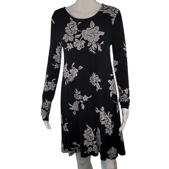 Old Navy Dresses & Skirts - Old Navy Black‎ & White Floral Long Sleeve Dress